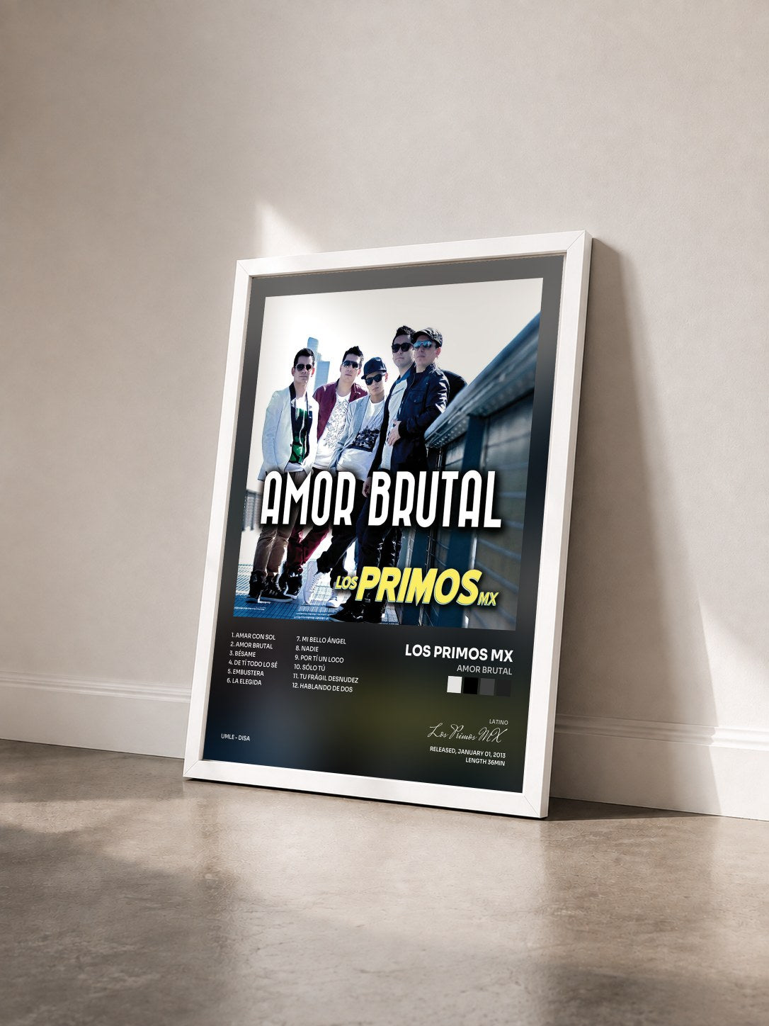 #blanc Tableau de l'album Amor Brutal de Los Primos MX vu de trois quarts, cadre blanc