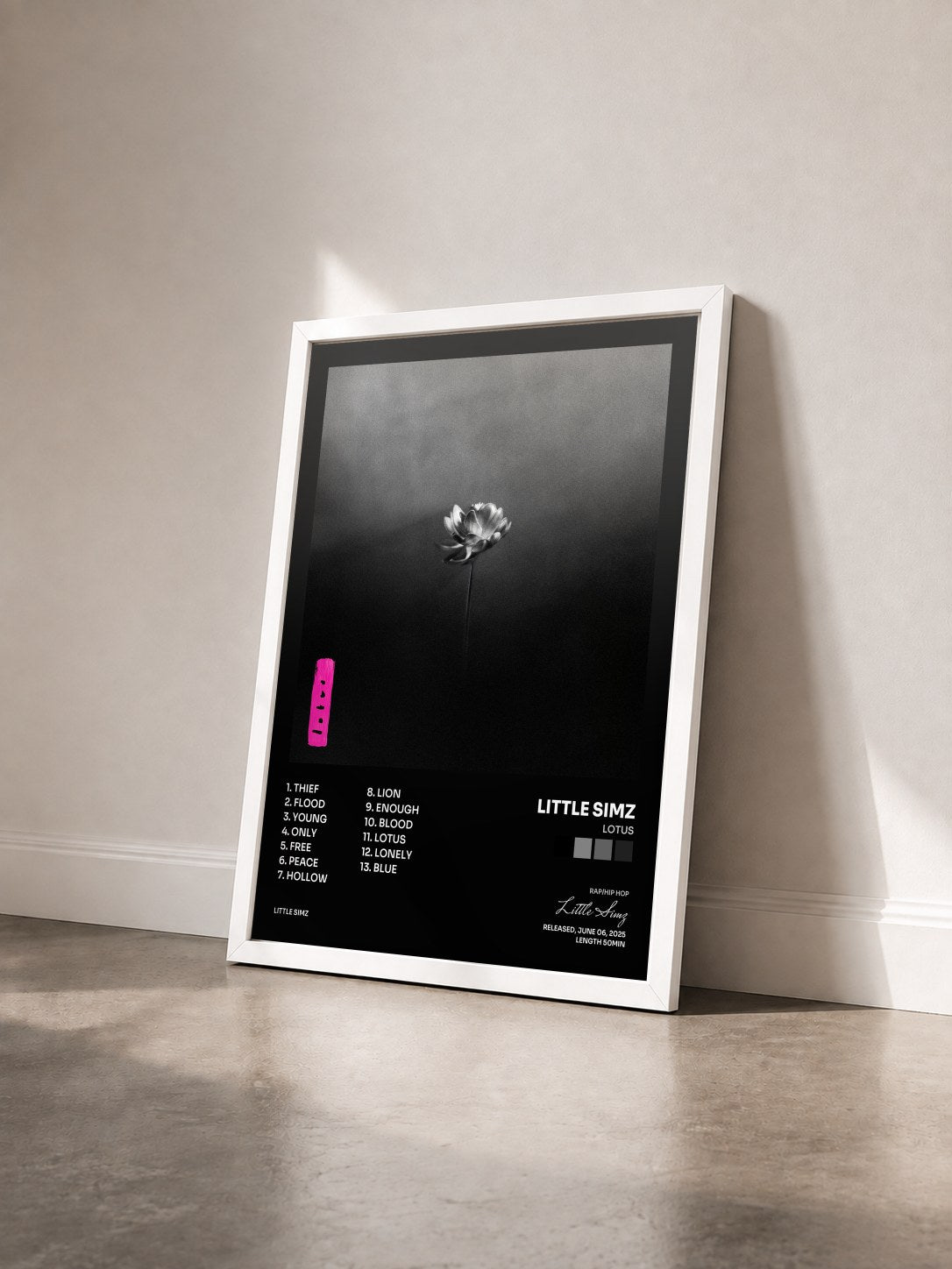 #blanc Tableau de l'album Lotus de Little Simz vu de trois quarts, cadre blanc