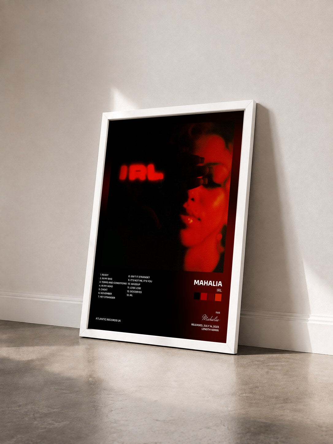 #blanc Tableau de l'album IRL de Mahalia vu de trois quarts, cadre blanc