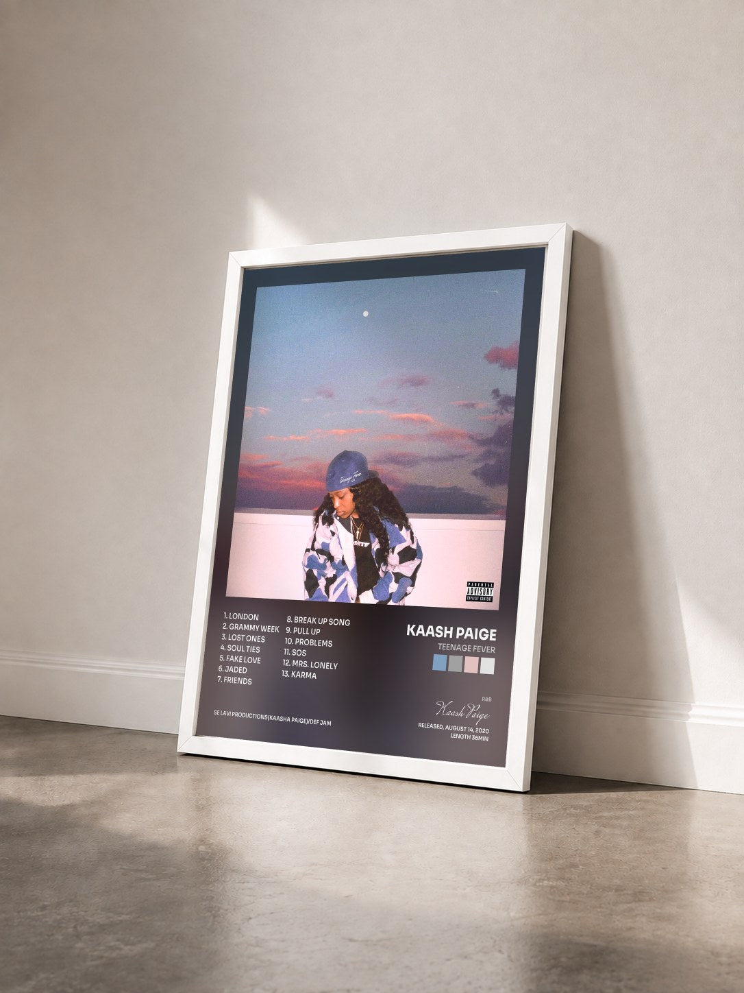 #blanc Tableau de l'album Teenage Fever de Kaash Paige vu de trois quarts, cadre blanc