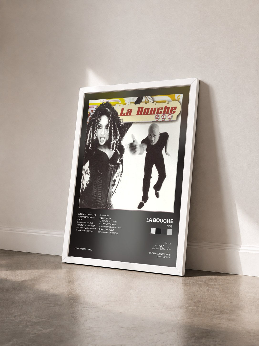 #blanc Tableau de l'album SOS de La Bouche vu de trois quarts, cadre blanc