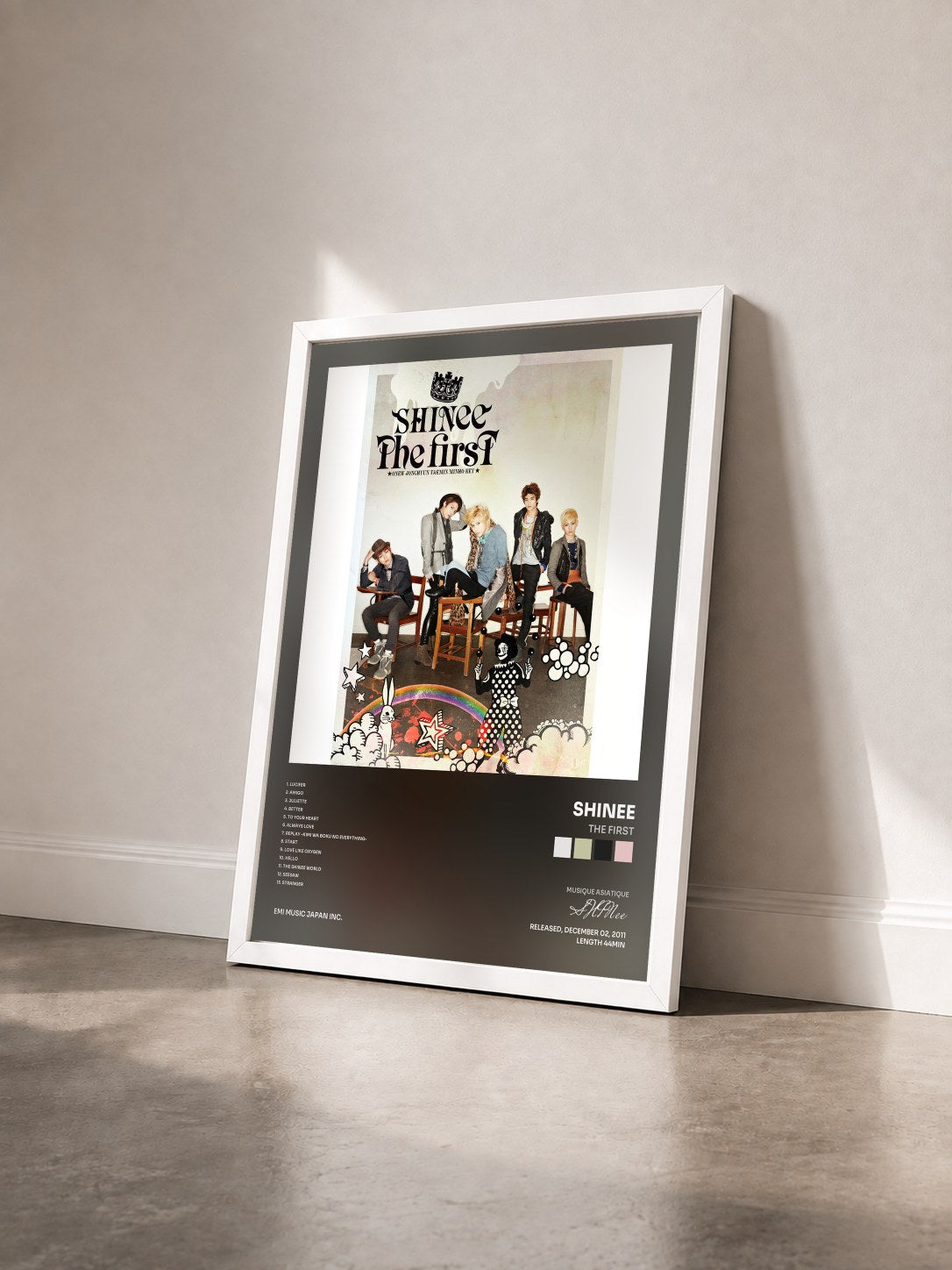 #blanc Tableau de l'album The First de SHINee vu de trois quarts, cadre blanc