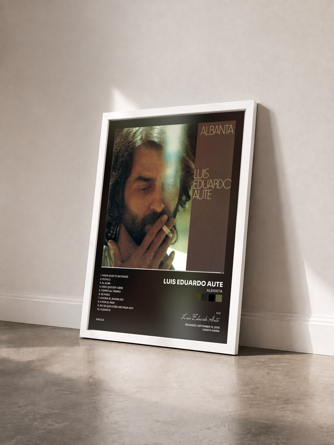#blanc Tableau de l'album Albanta de Luis Eduardo Aute vu de trois quarts, cadre blanc