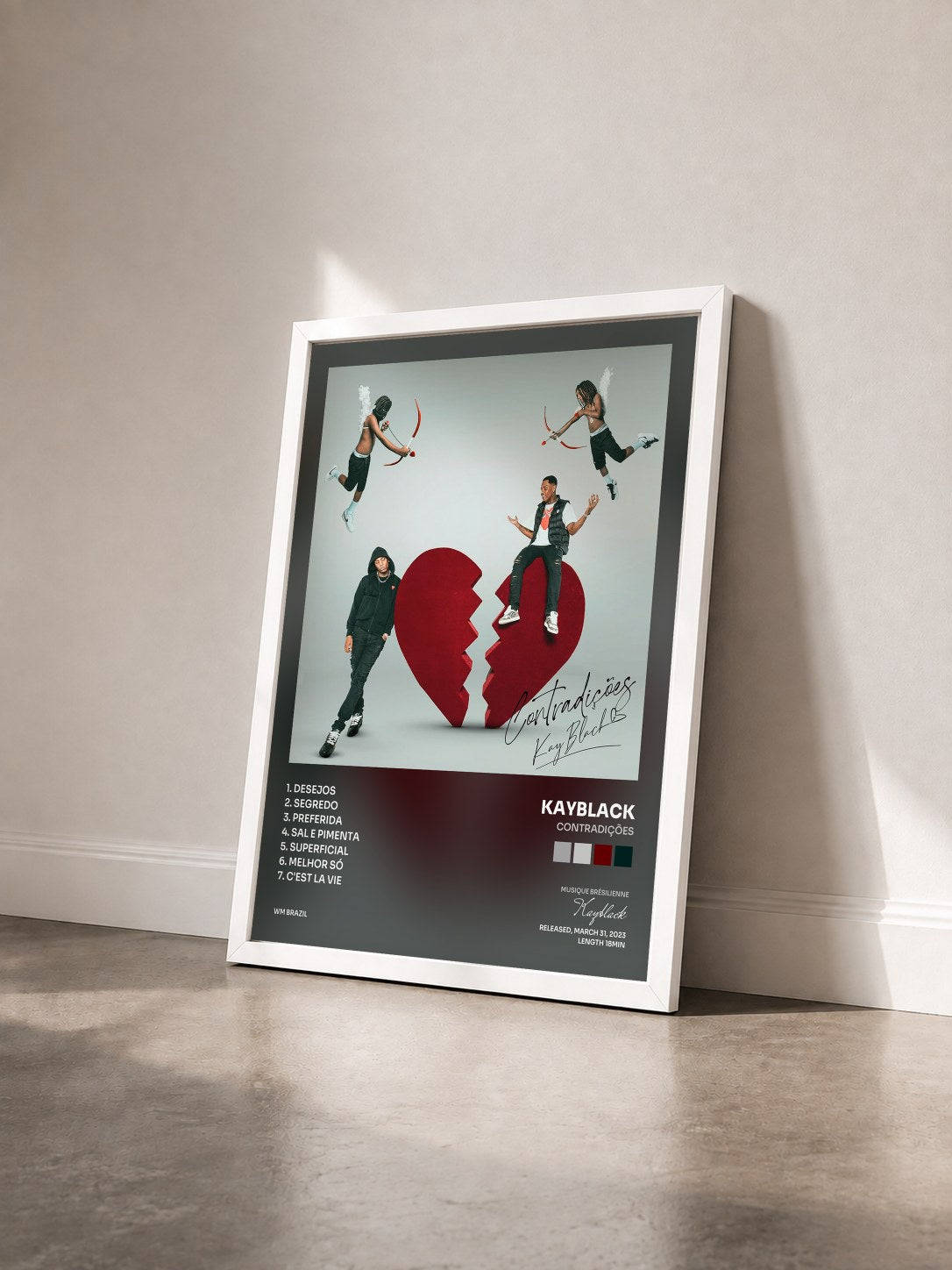 #blanc Tableau de l'album Contradições de Kayblack vu de trois quarts, cadre blanc