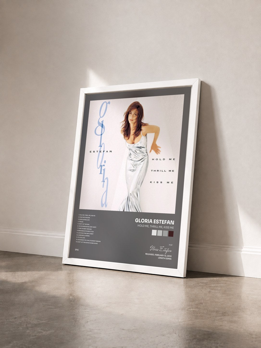 #blanc Tableau de l'album Hold Me, Thrill Me, Kiss Me de Gloria Estefan vu de trois quarts, cadre blanc