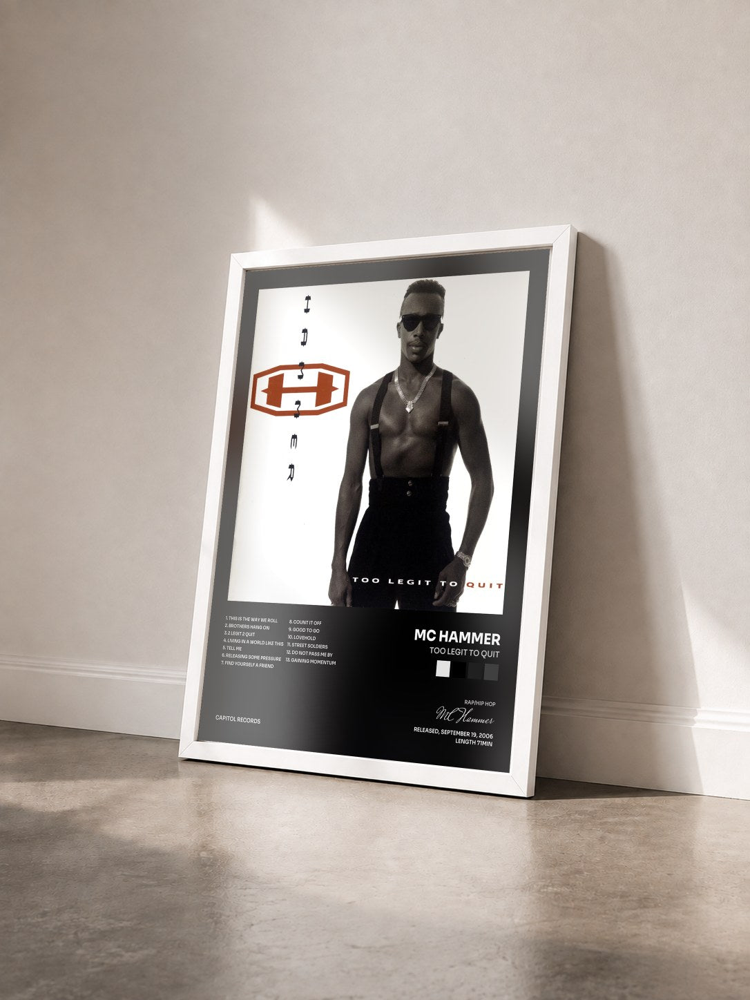 #blanc Tableau de l'album Too Legit To Quit de MC Hammer vu de trois quarts, cadre blanc