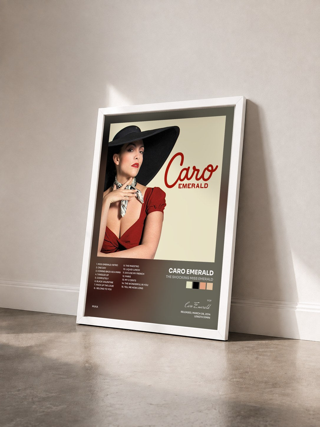 #blanc Tableau de l'album The Shocking Miss Emerald de Caro Emerald vu de trois quarts, cadre blanc
