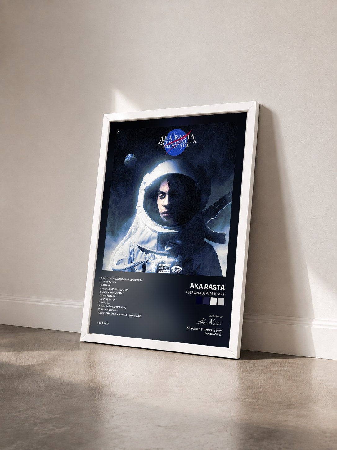 #blanc Tableau de l'album Astronauta: Mixtape de Aka Rasta vu de trois quarts, cadre blanc