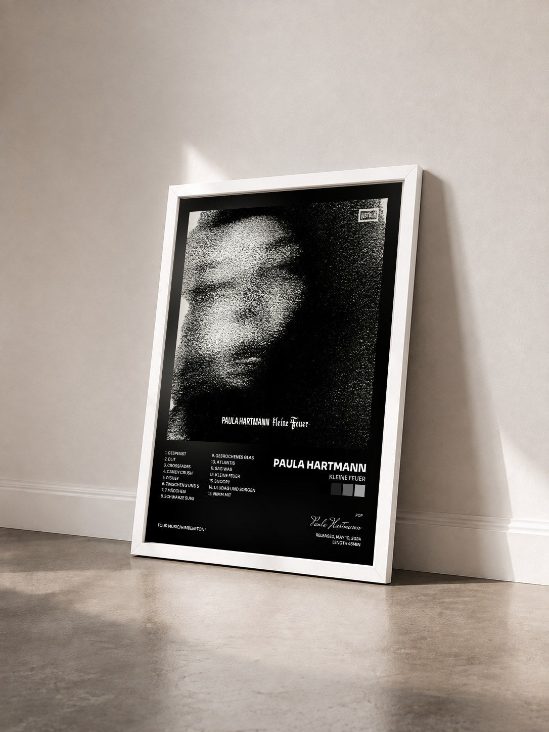 #blanc Tableau de l'album kleine Feuer de Paula Hartmann vu de trois quarts, cadre blanc