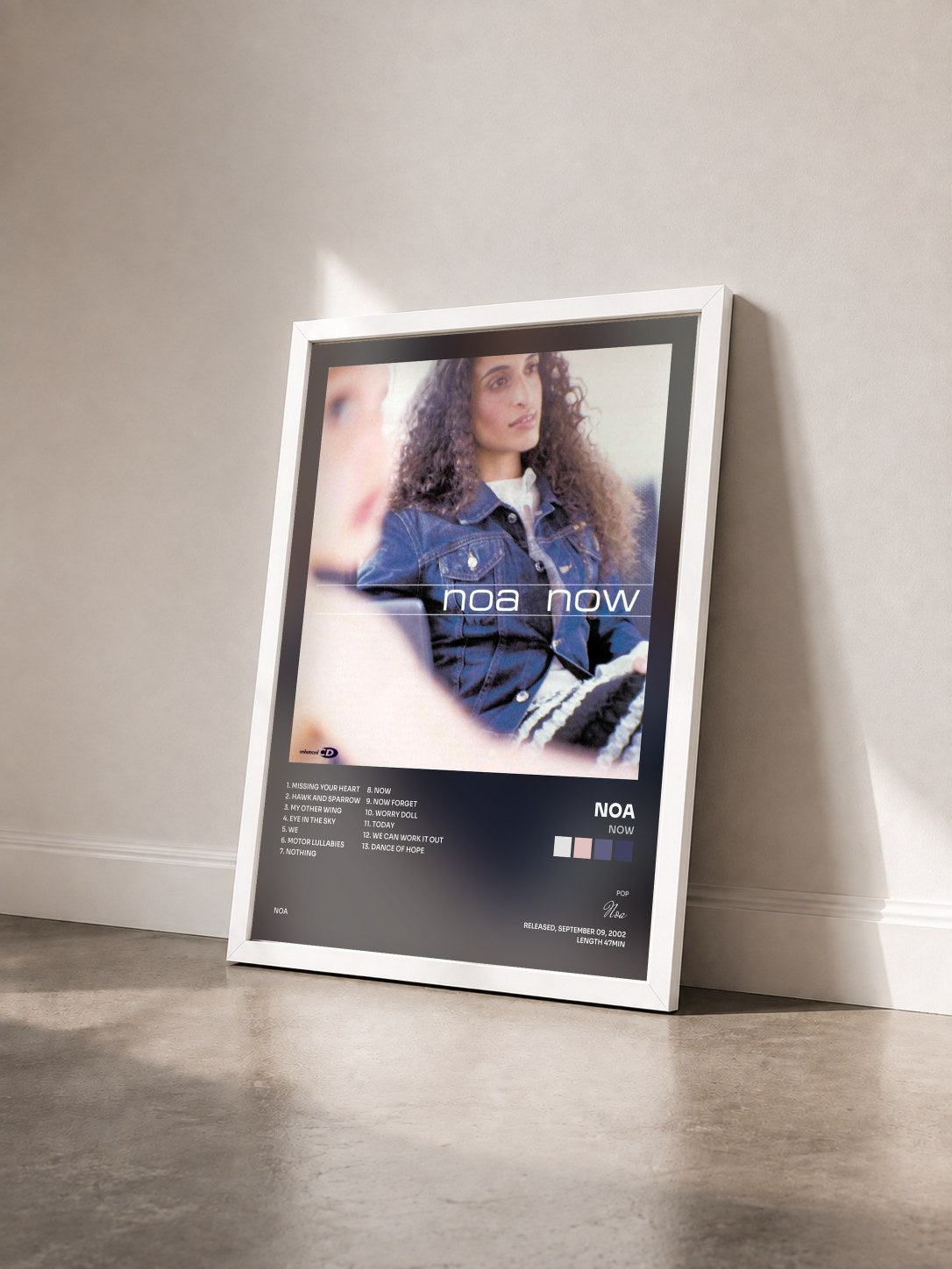 #blanc Tableau de l'album Now de Noa vu de trois quarts, cadre blanc