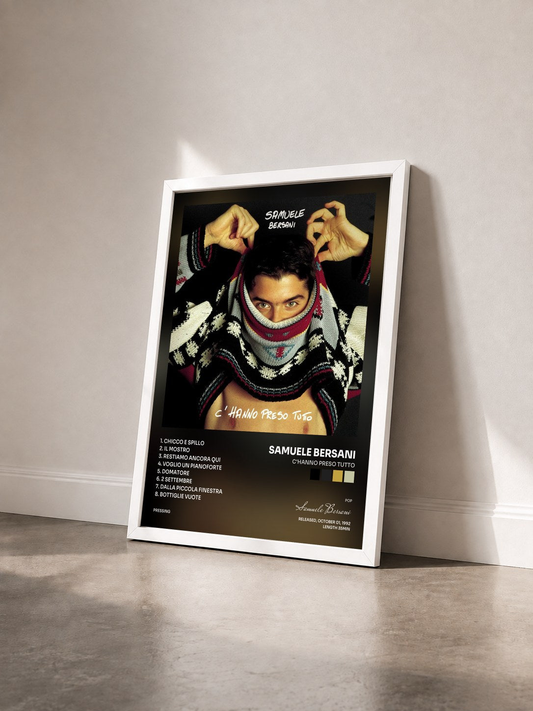 #blanc Tableau de l'album C'Hanno Preso Tutto de Samuele Bersani vu de trois quarts, cadre blanc