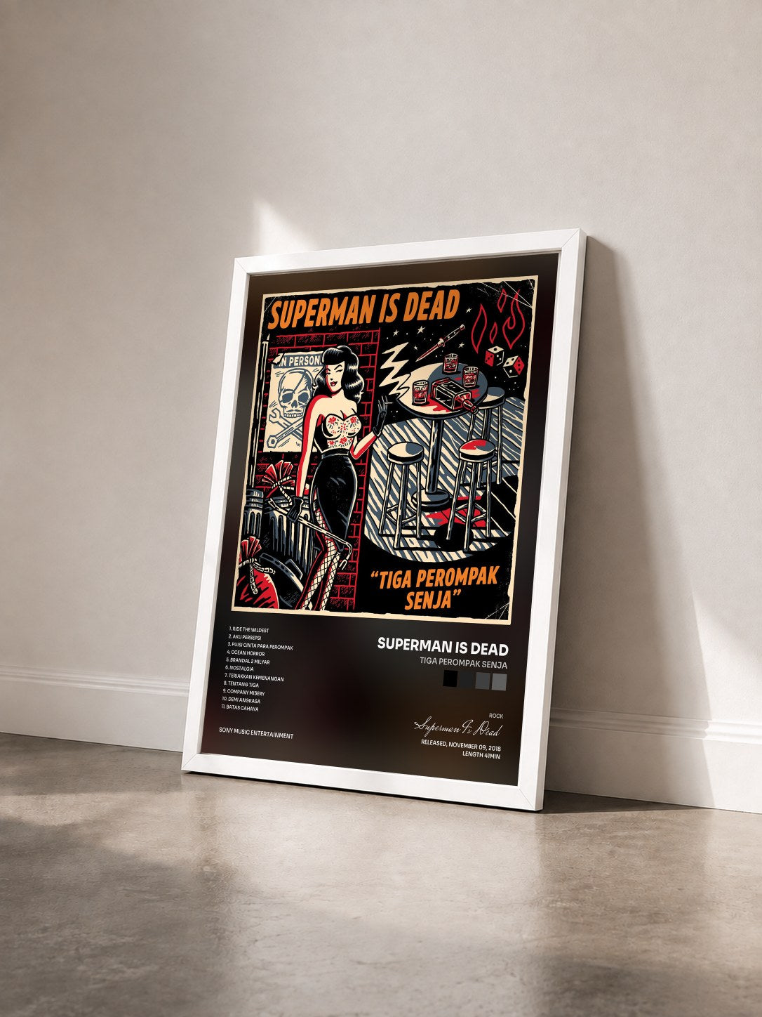 #blanc Tableau de l'album Tiga Perompak Senja de Superman Is Dead vu de trois quarts, cadre blanc