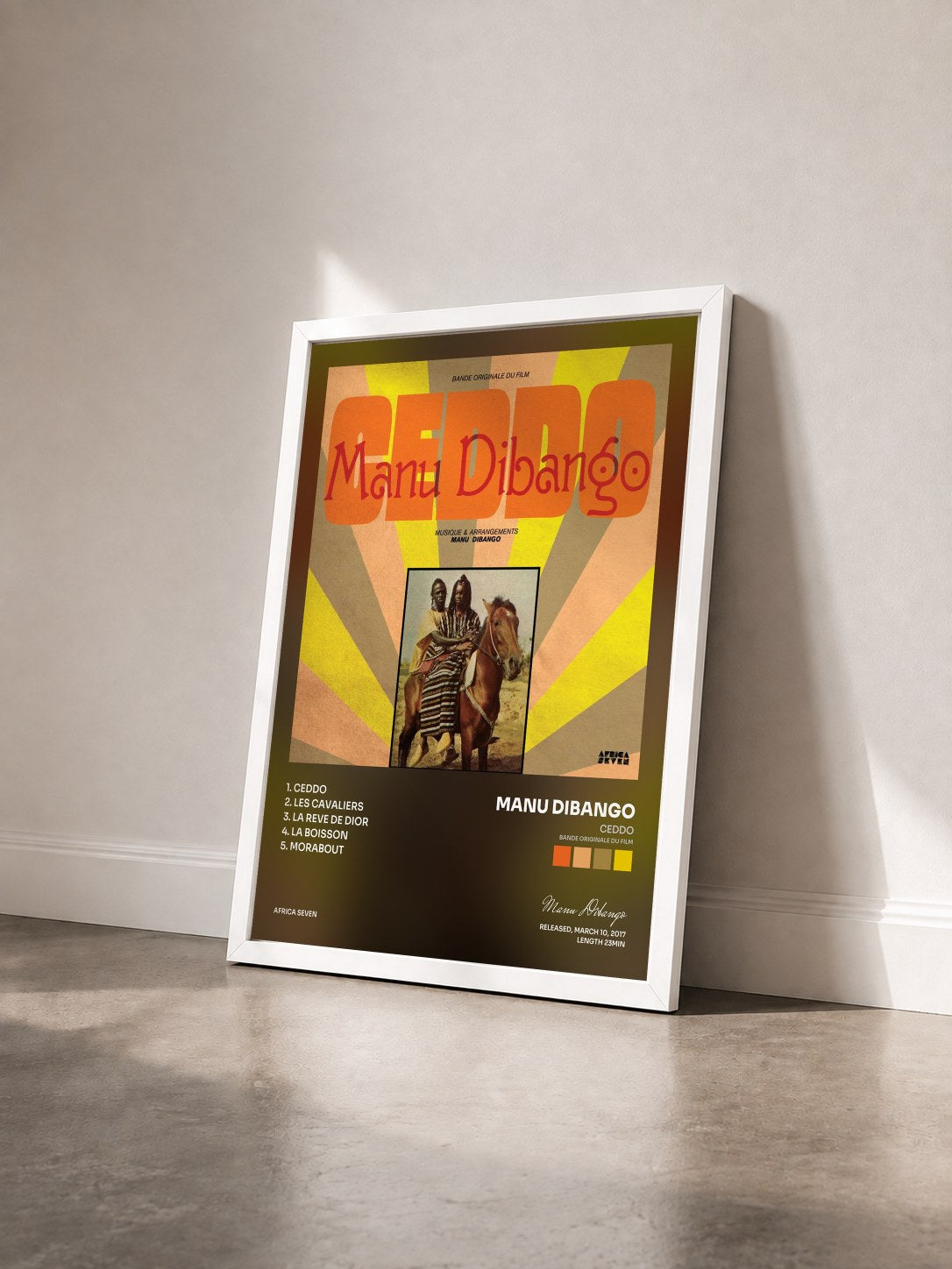 #blanc Tableau de l'album Ceddo (Bande originale du film) de Manu Dibango vu de trois quarts, cadre blanc