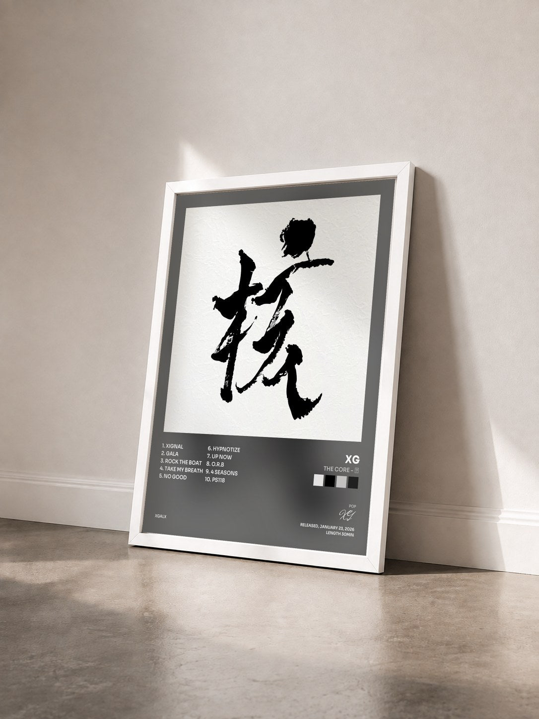 #blanc Tableau de l'album THE CORE - 核 de XG vu de trois quarts, cadre blanc