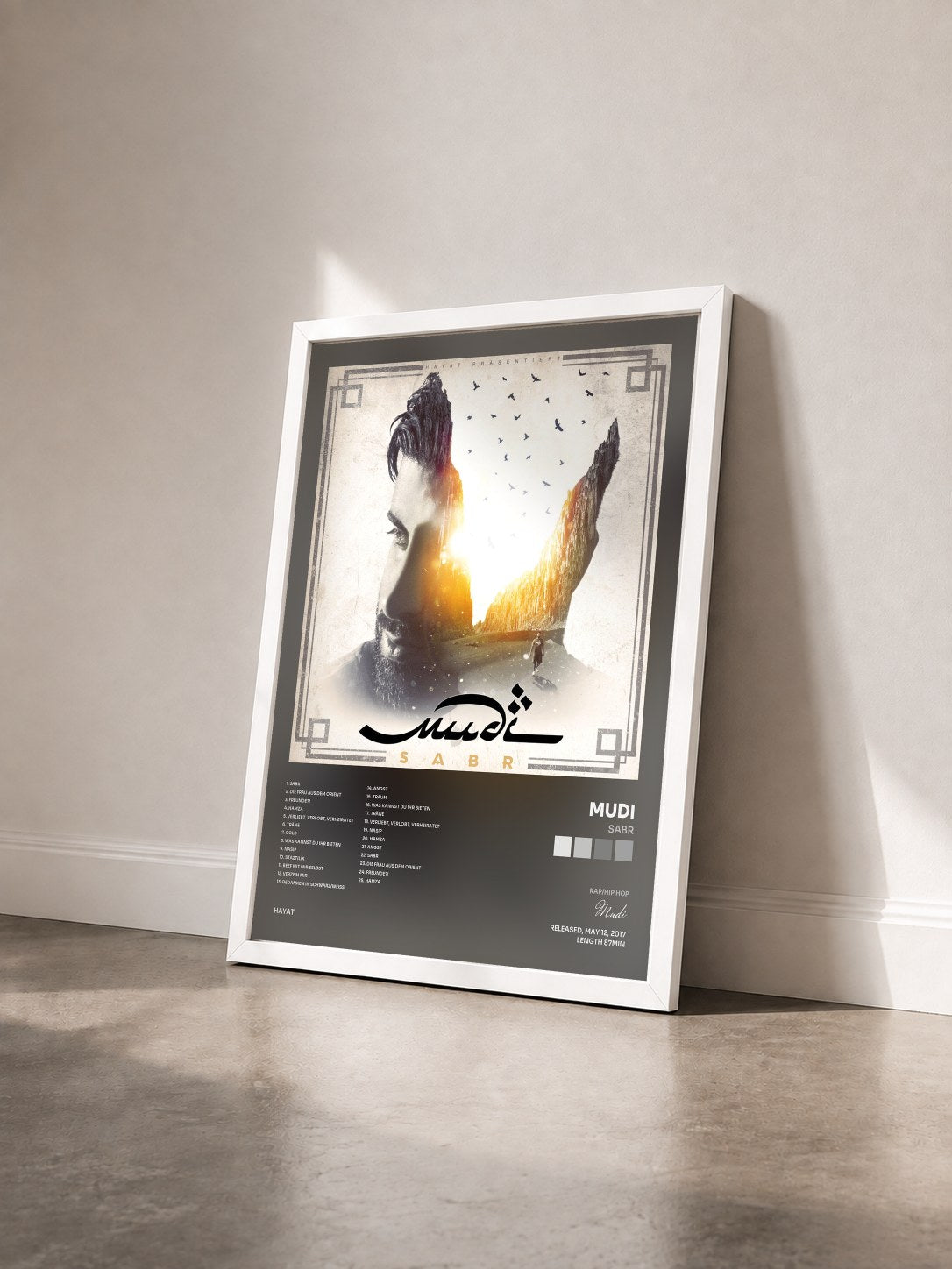 #blanc Tableau de l'album Sabr de Mudi vu de trois quarts, cadre blanc