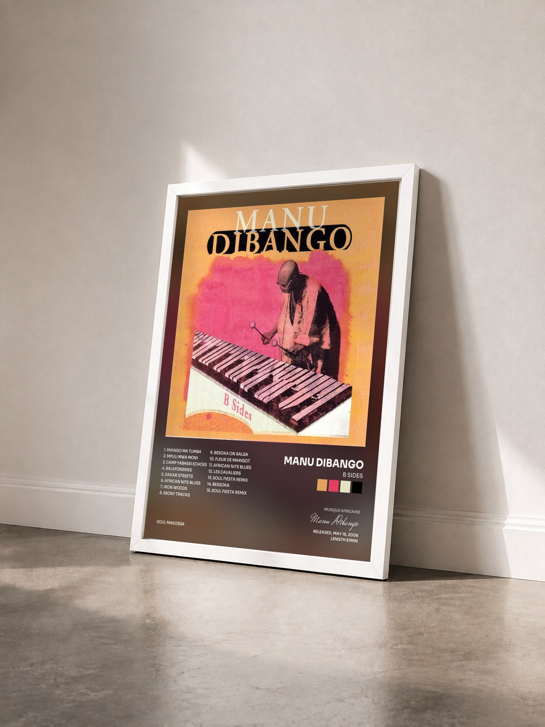 #blanc Tableau de l'album B Sides de Manu Dibango vu de trois quarts, cadre blanc