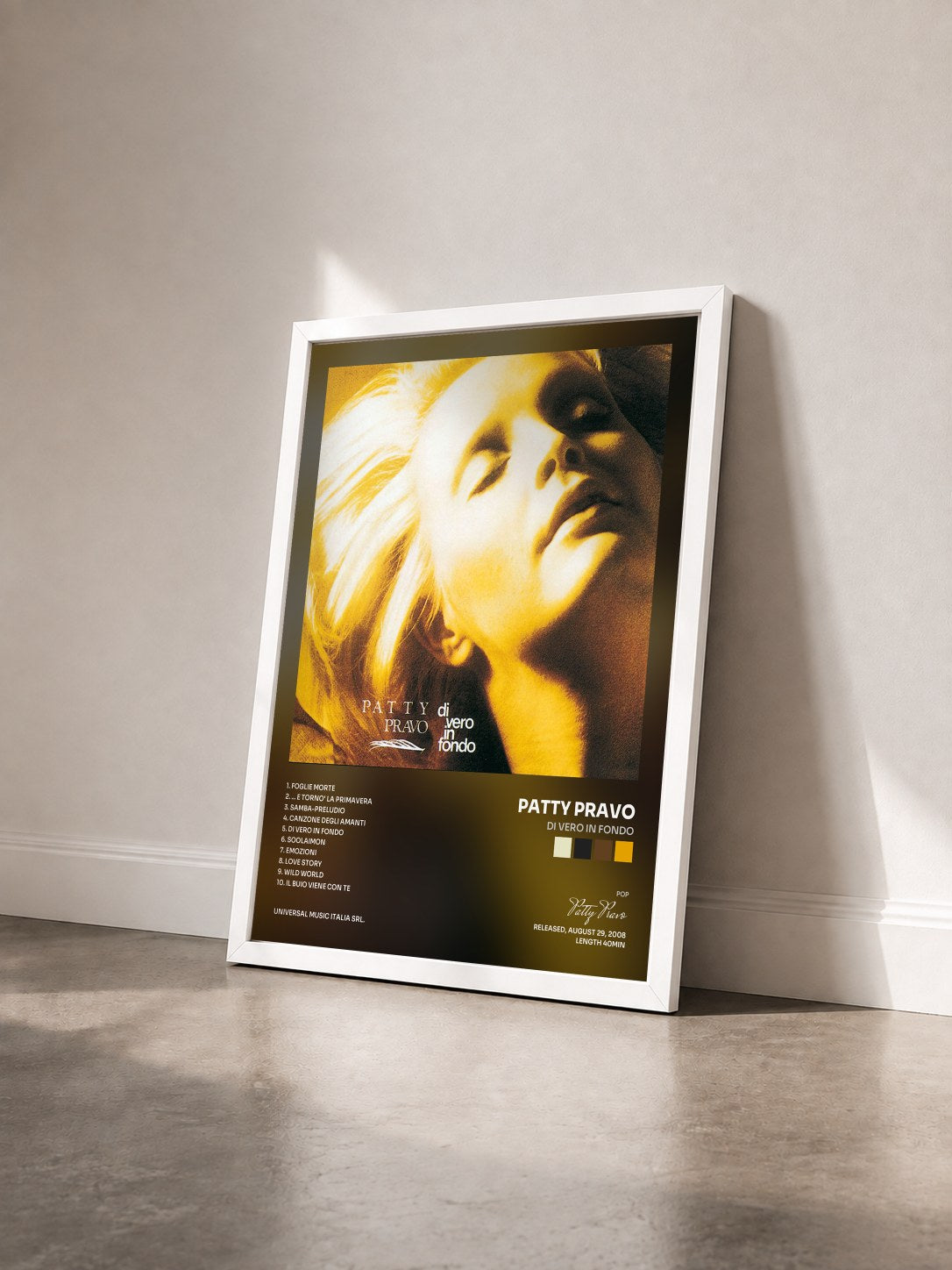 #blanc Tableau de l'album Di Vero In Fondo de Patty Pravo vu de trois quarts, cadre blanc