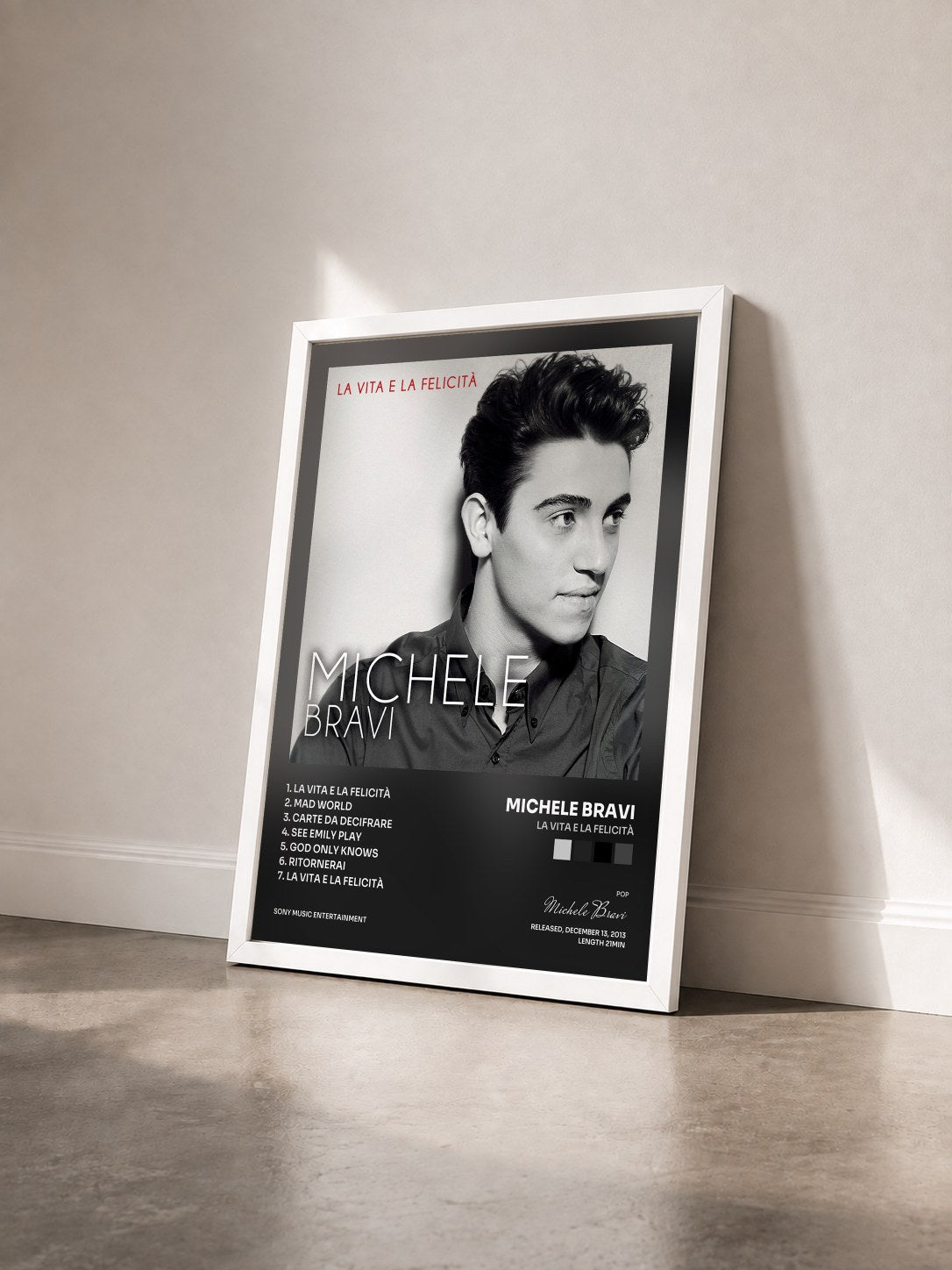 #blanc Tableau de l'album La vita e la felicità de Michele Bravi vu de trois quarts, cadre blanc