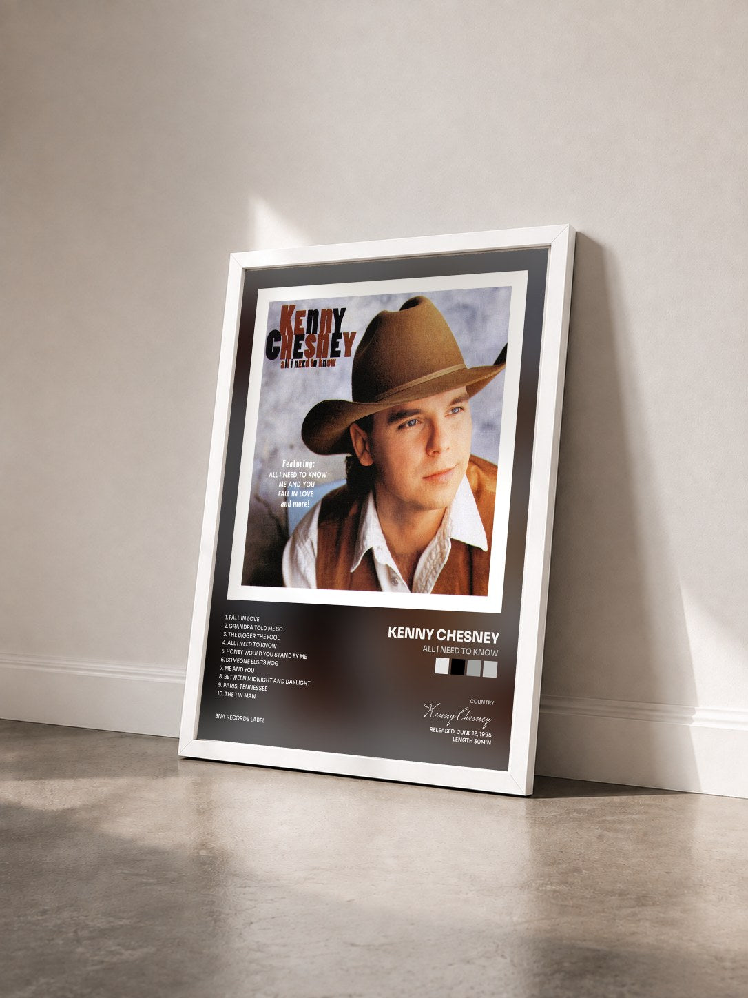 #blanc Tableau de l'album All I Need To Know de Kenny Chesney vu de trois quarts, cadre blanc