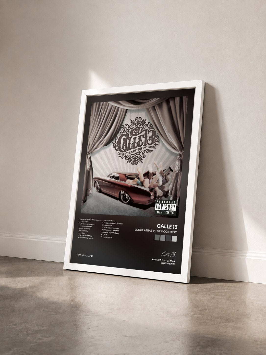 #blanc Tableau de l'album Los De Atrás Vienen Conmigo de Calle 13 vu de trois quarts, cadre blanc