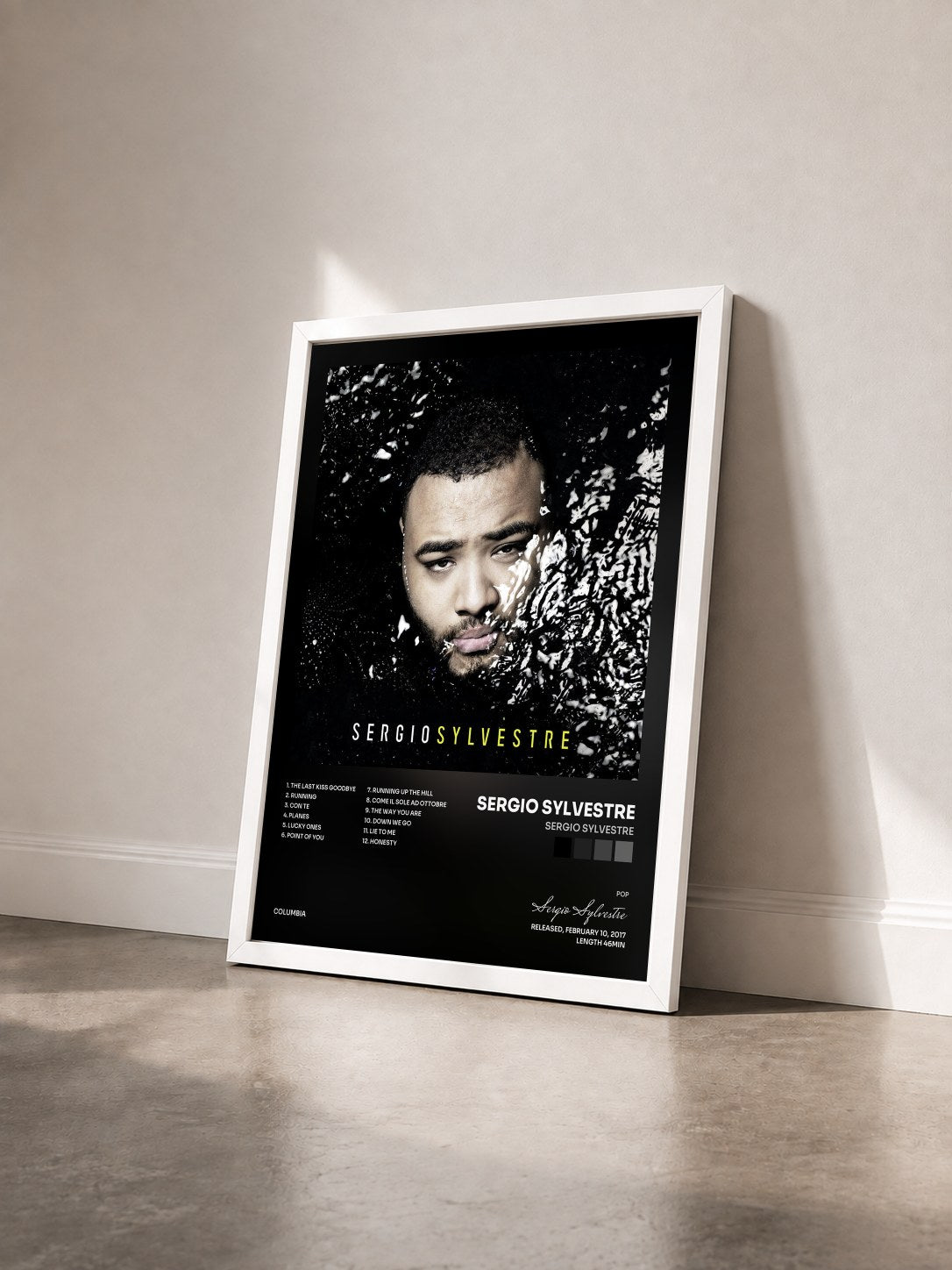 #blanc Tableau de l'album Sergio Sylvestre de Sergio Sylvestre vu de trois quarts, cadre blanc