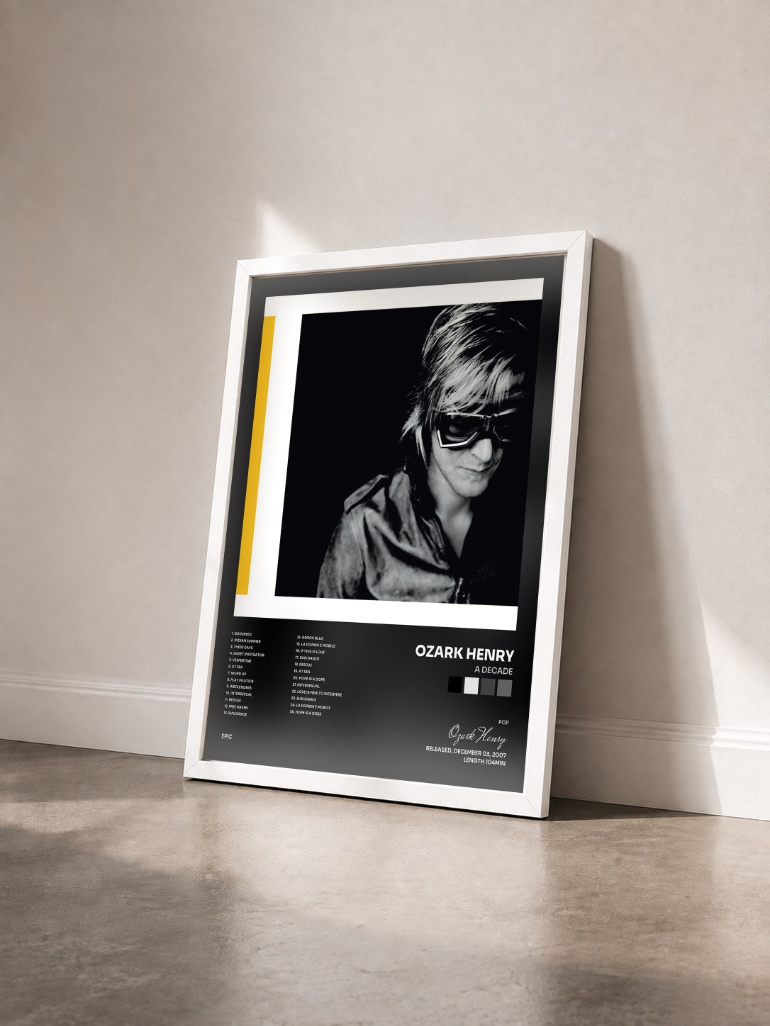 #blanc Tableau de l'album A Decade de Ozark Henry vu de trois quarts, cadre blanc