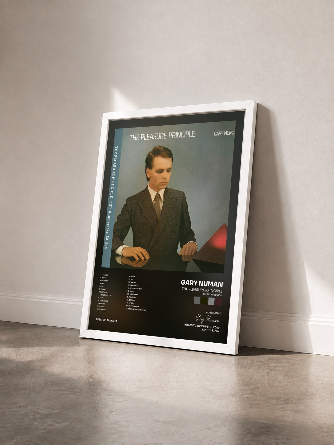 #blanc Tableau de l'album The Pleasure Principle (Expanded Edition) de Gary Numan vu de trois quarts, cadre blanc