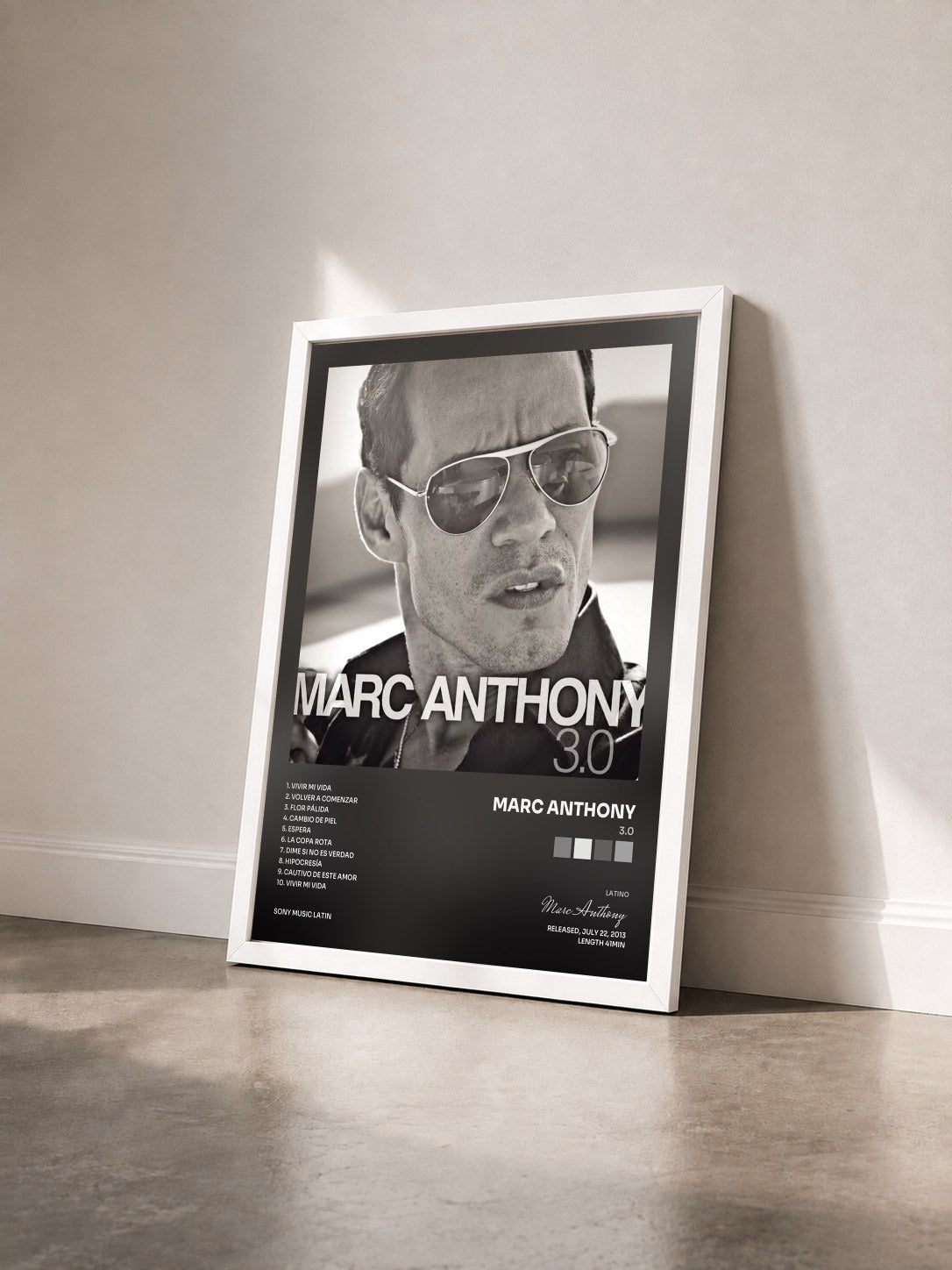 #blanc Tableau de l'album 3.0 de Marc Anthony vu de trois quarts, cadre blanc