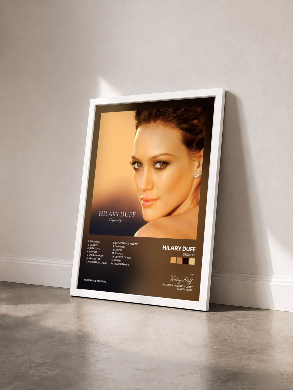 #blanc Tableau de l'album Dignity de Hilary Duff vu de trois quarts, cadre blanc