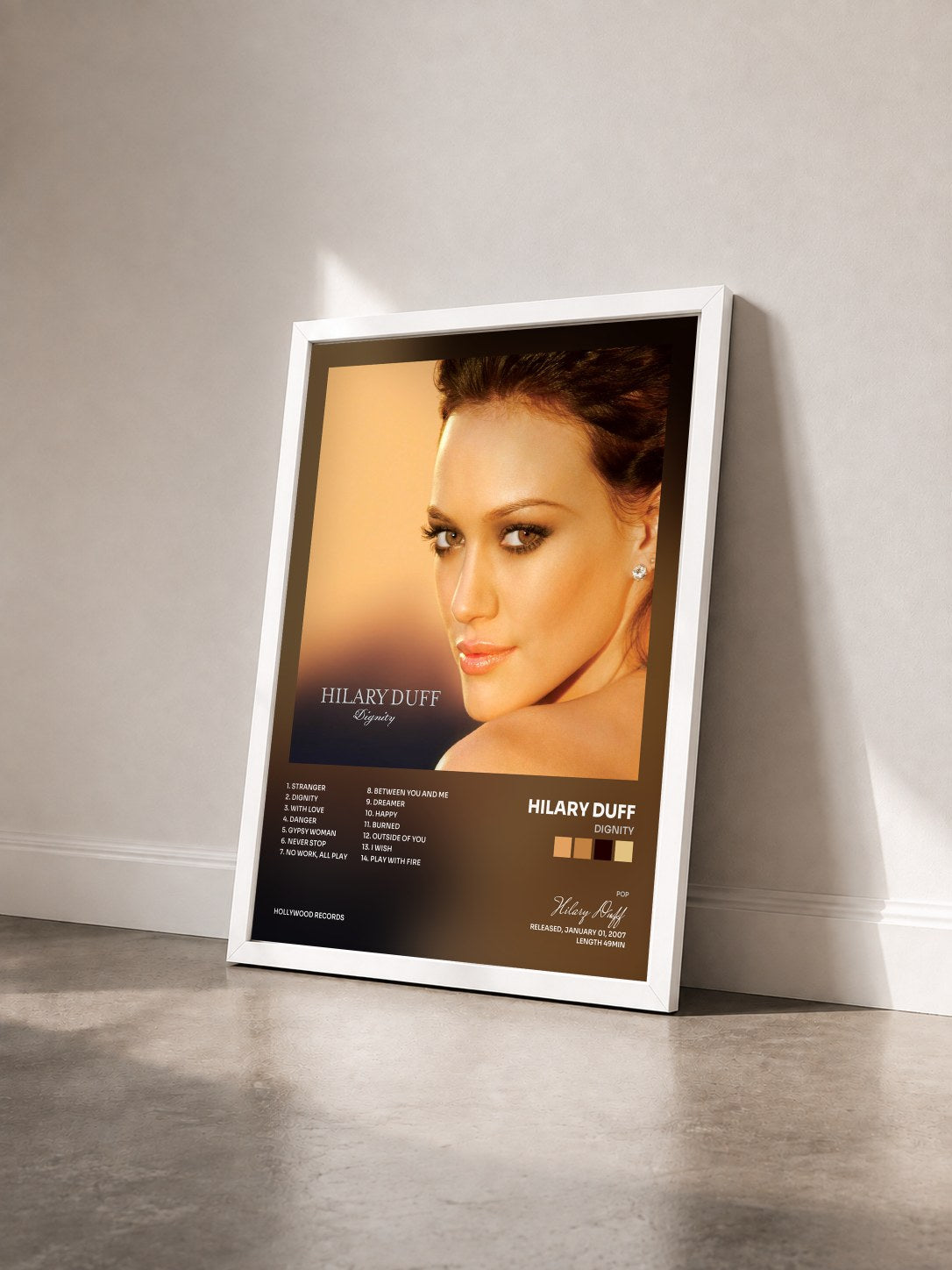 #blanc Tableau de l'album Dignity de Hilary Duff vu de trois quarts, cadre blanc
