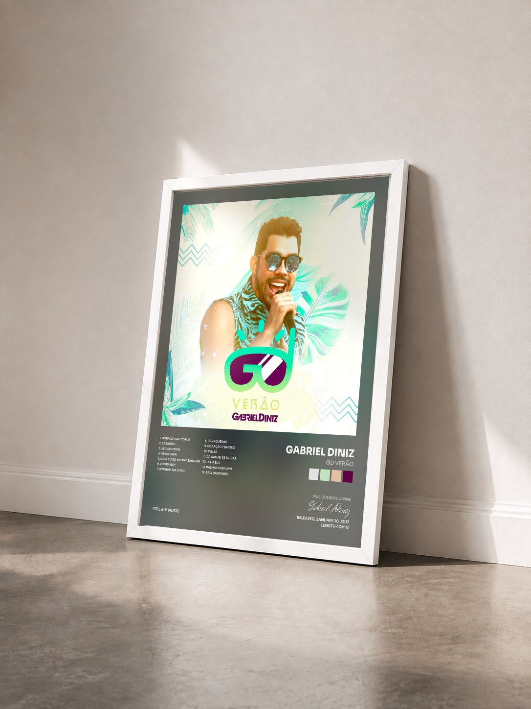 #blanc Tableau de l'album GD Verão de Gabriel Diniz vu de trois quarts, cadre blanc