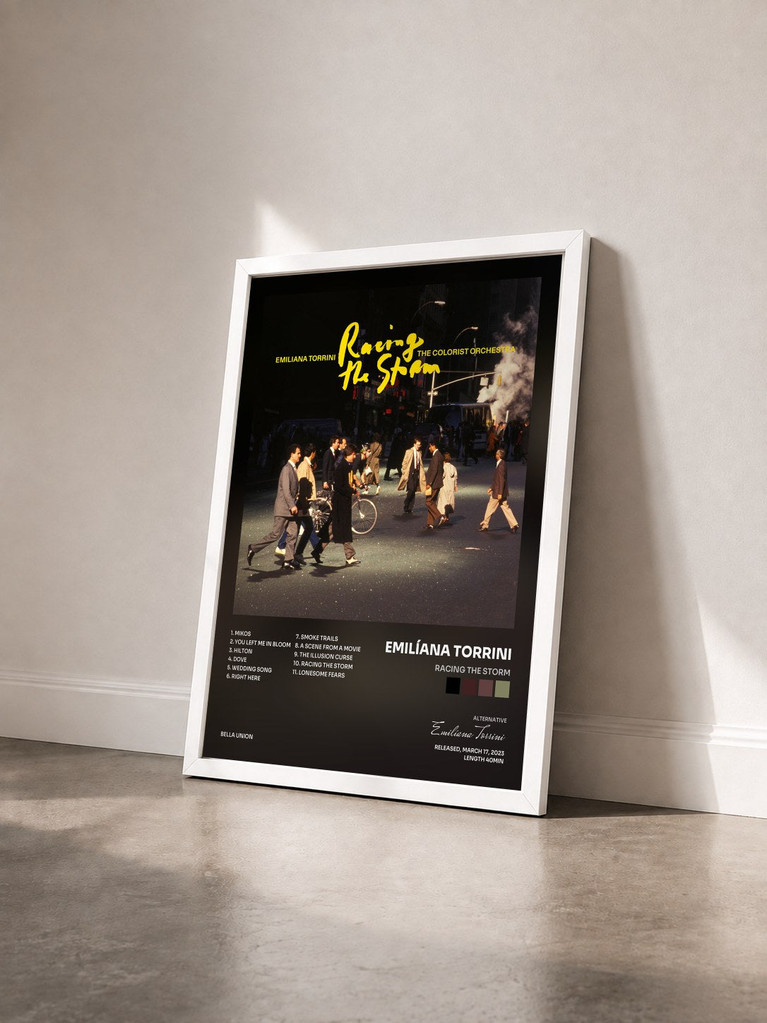 #blanc Tableau de l'album Racing The Storm de Emilíana Torrini vu de trois quarts, cadre blanc