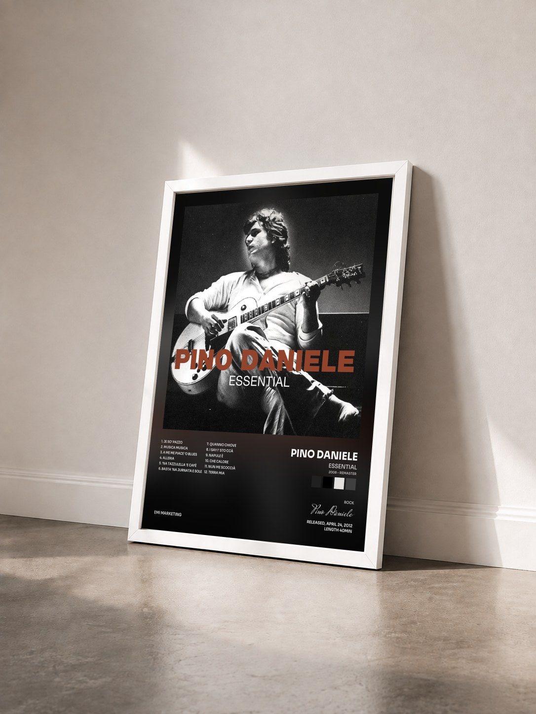 #blanc Tableau de l'album Essential (2008 - Remaster) de Pino Daniele vu de trois quarts, cadre blanc