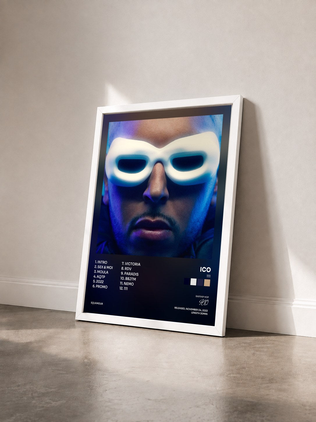 #blanc Tableau de l'album 111 de ICO vu de trois quarts, cadre blanc