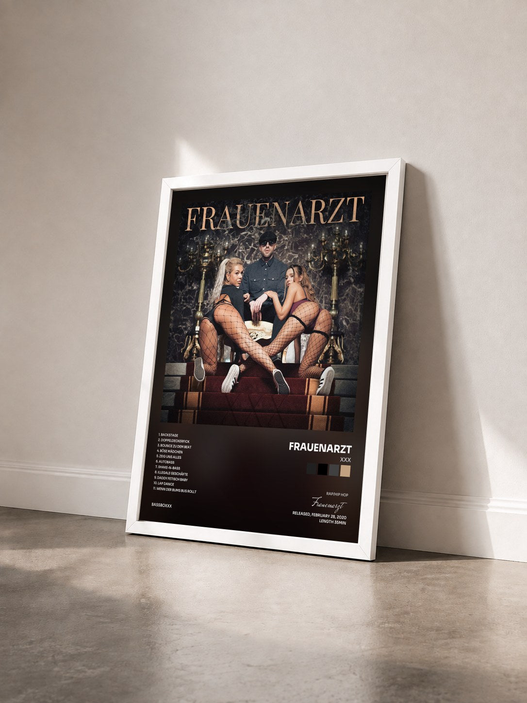 #blanc Tableau de l'album XXX de Frauenarzt vu de trois quarts, cadre blanc