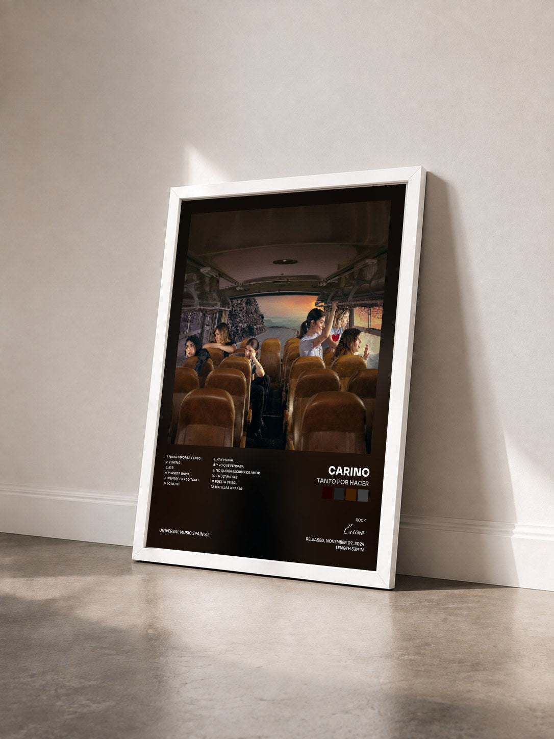 #blanc Tableau de l'album TANTO POR HACER de Carino vu de trois quarts, cadre blanc