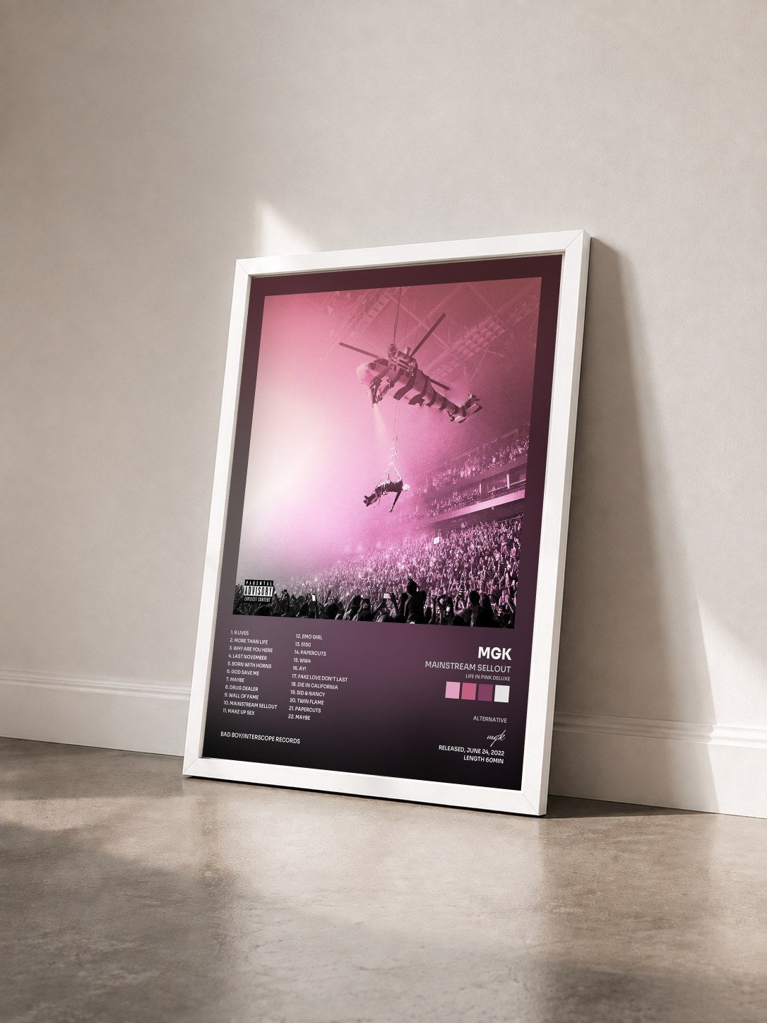 #blanc Tableau de l'album mainstream sellout (life in pink deluxe) de mgk vu de trois quarts, cadre blanc