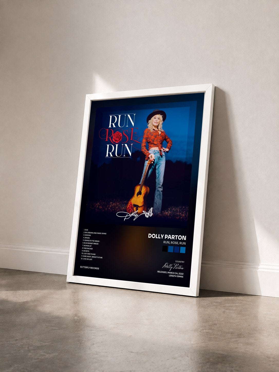 #blanc Tableau de l'album Run, Rose, Run de Dolly Parton vu de trois quarts, cadre blanc
