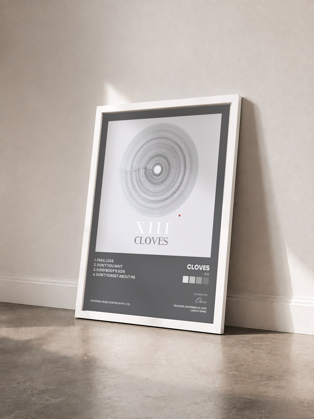 #blanc Tableau de l'album XIII de Cloves vu de trois quarts, cadre blanc