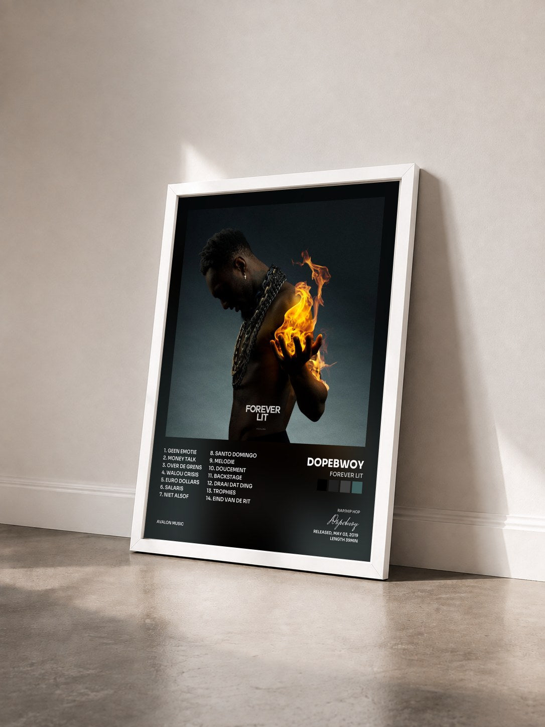 #blanc Tableau de l'album Forever Lit de Dopebwoy vu de trois quarts, cadre blanc