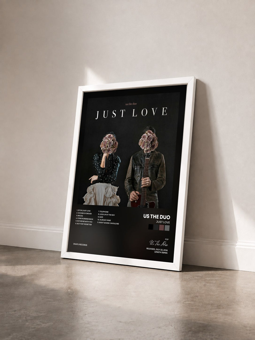 #blanc Tableau de l'album Just Love de Us The Duo vu de trois quarts, cadre blanc