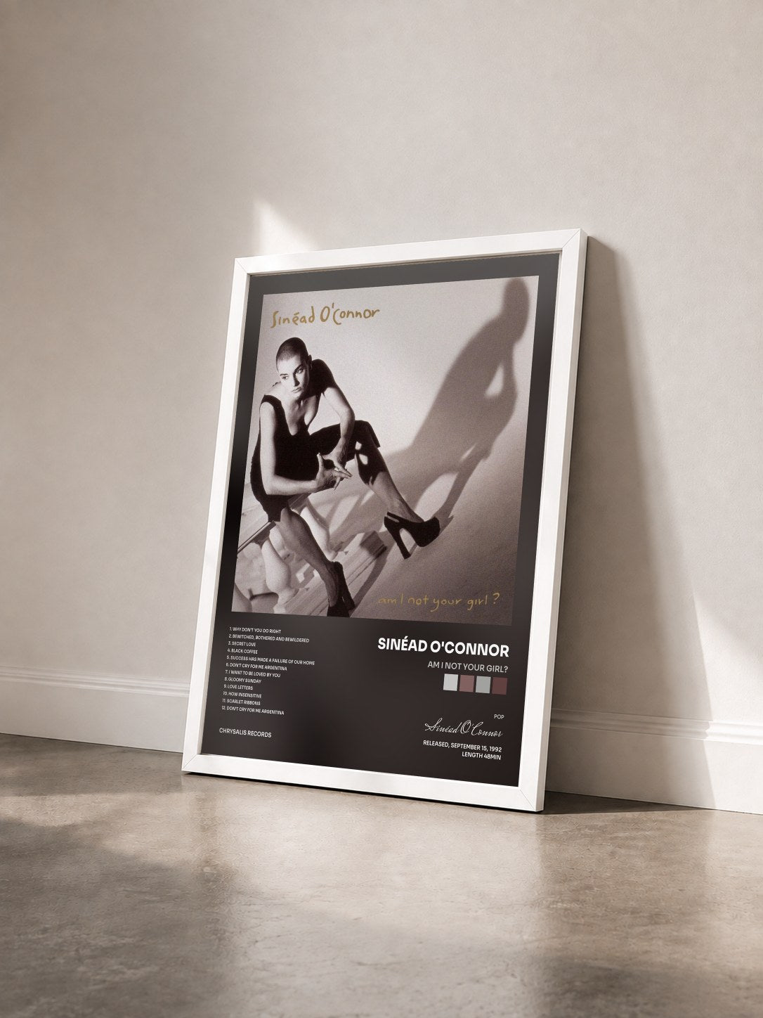 #blanc Tableau de l'album Am I Not Your Girl? de Sinéad O'Connor vu de trois quarts, cadre blanc