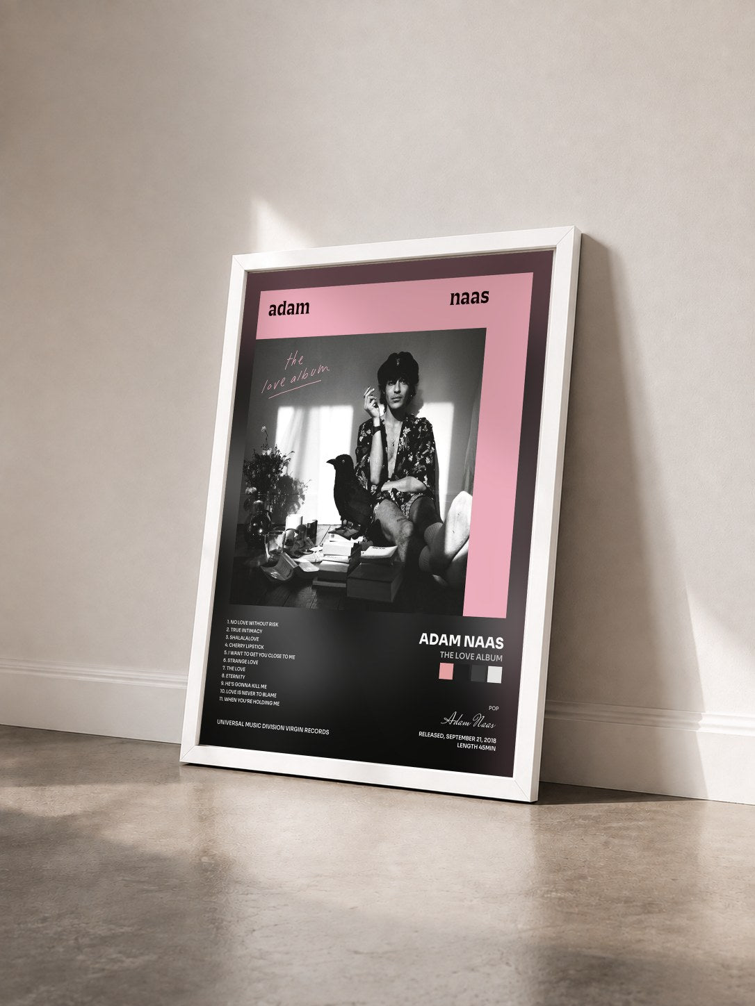 #blanc Tableau de l'album The Love Album de Adam Naas vu de trois quarts, cadre blanc