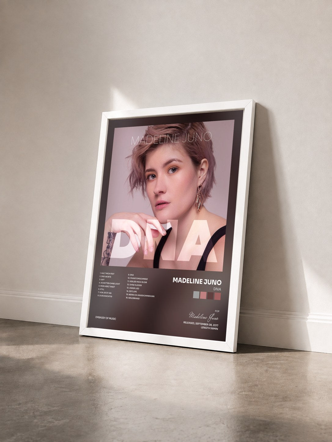 #blanc Tableau de l'album DNA de Madeline Juno vu de trois quarts, cadre blanc