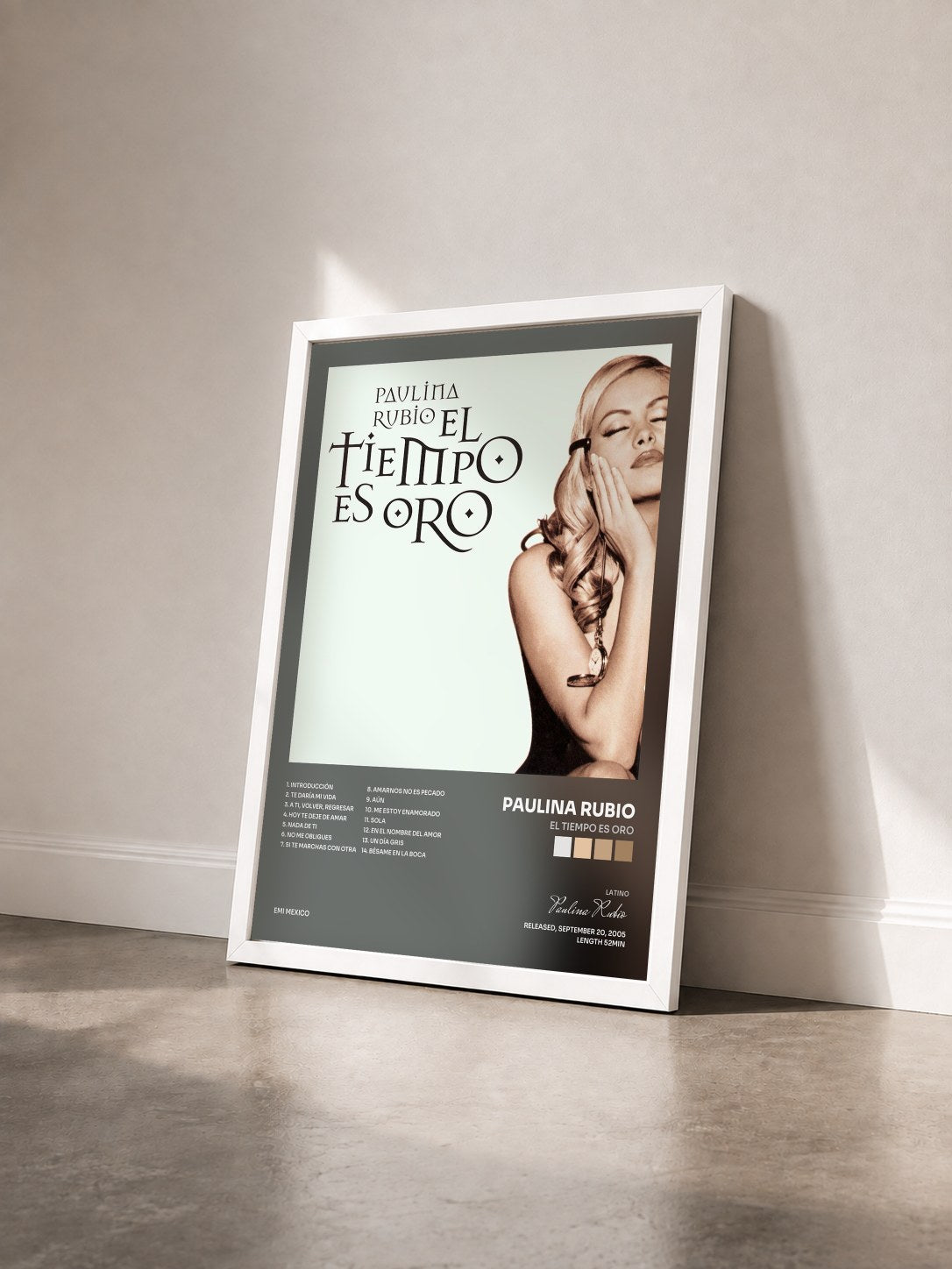 #blanc Tableau de l'album El Tiempo Es Oro de Paulina Rubio vu de trois quarts, cadre blanc