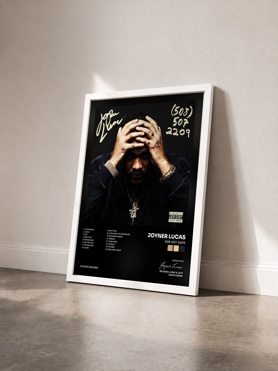 #blanc Tableau de l'album 508-507-2209 de Joyner Lucas vu de trois quarts, cadre blanc