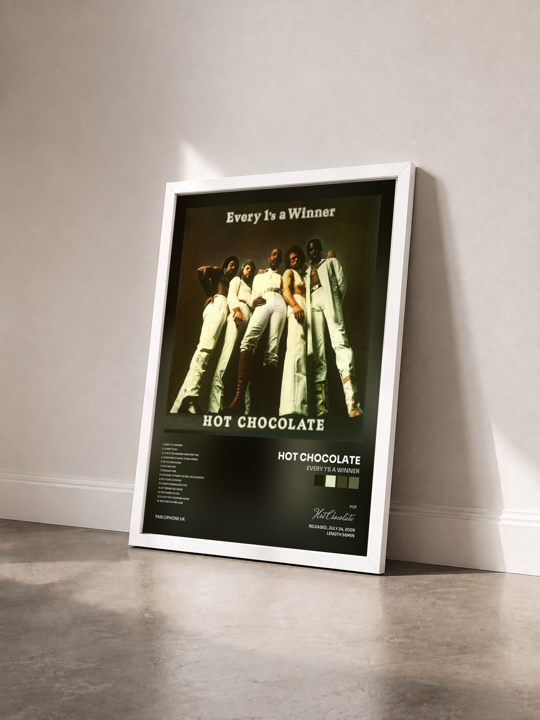 #blanc Tableau de l'album Every 1's a Winner de Hot Chocolate vu de trois quarts, cadre blanc