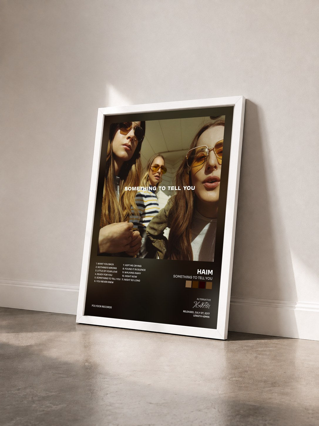 #blanc Tableau de l'album Something To Tell You de HAIM vu de trois quarts, cadre blanc