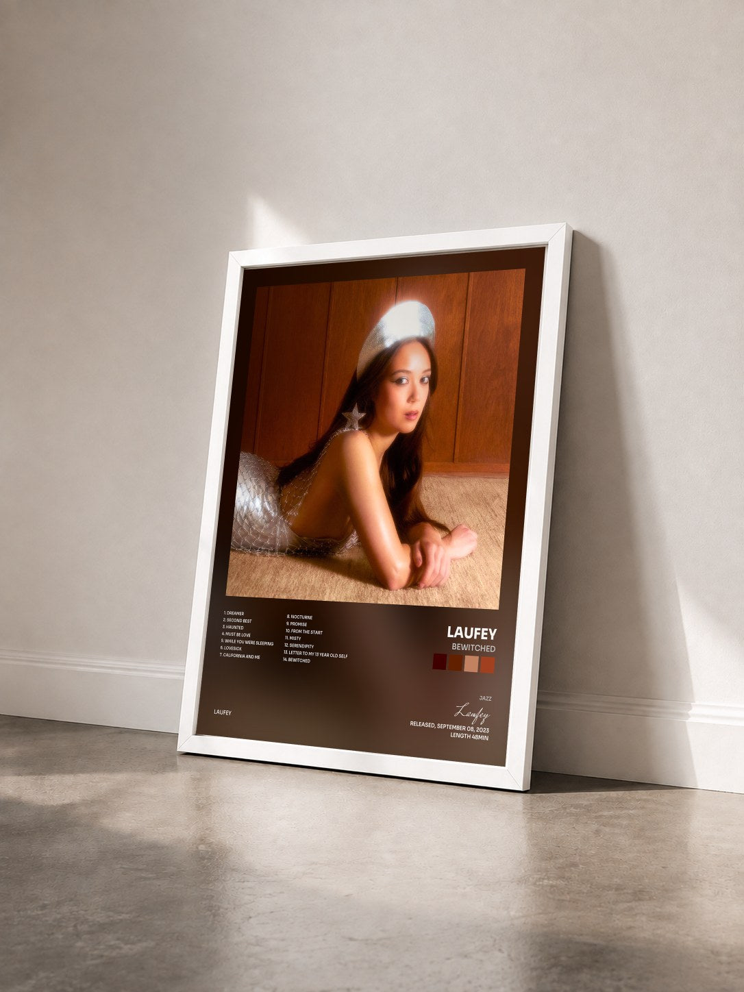 #blanc Tableau de l'album Bewitched de Laufey vu de trois quarts, cadre blanc