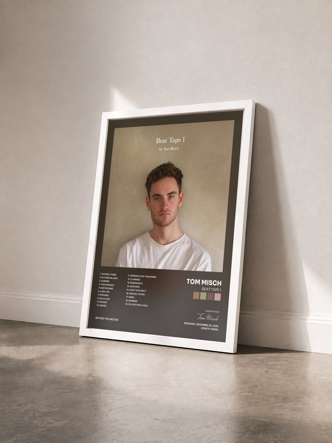 #blanc Tableau de l'album Beat Tape 1 de Tom Misch vu de trois quarts, cadre blanc